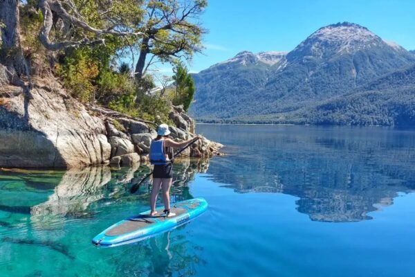 Vista del lago Traful y el bosque sumergido, con la cordillera de fondo. La imagen transmite la calma y el aislamiento de este rincón de la Patagonia, antes de que la pavimentación de la Ruta 65 transforme el destino.